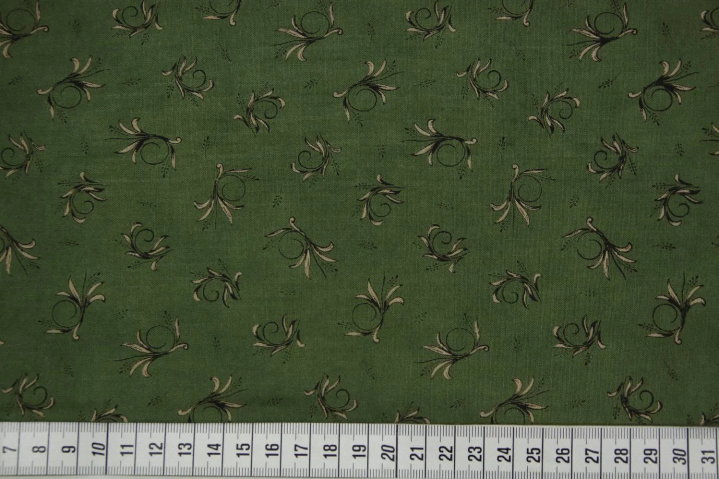 quiltstof-Groen-ecru met zwart takje-Mar.