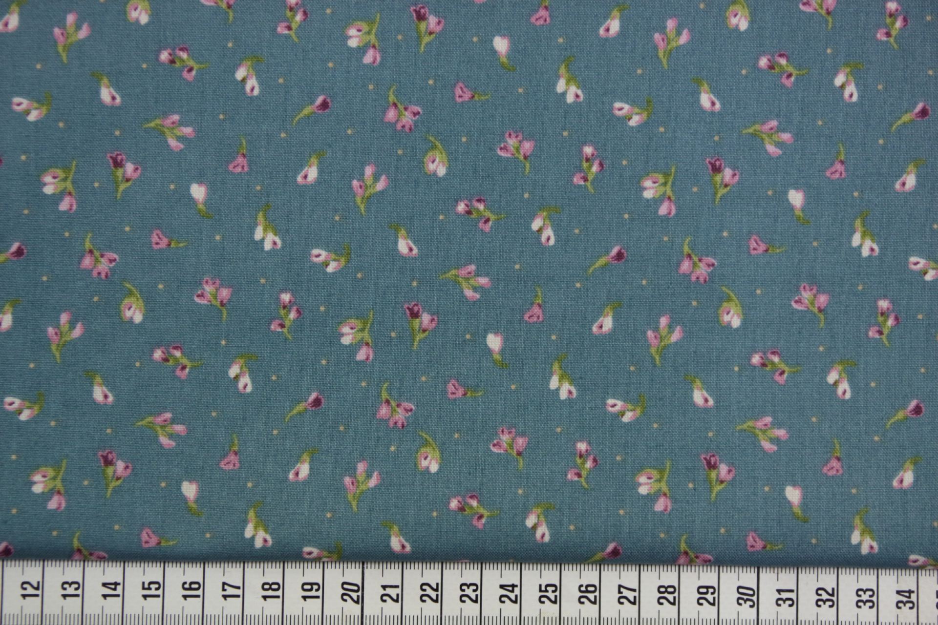 quiltstof-Petrolblauw met roze bloemetje