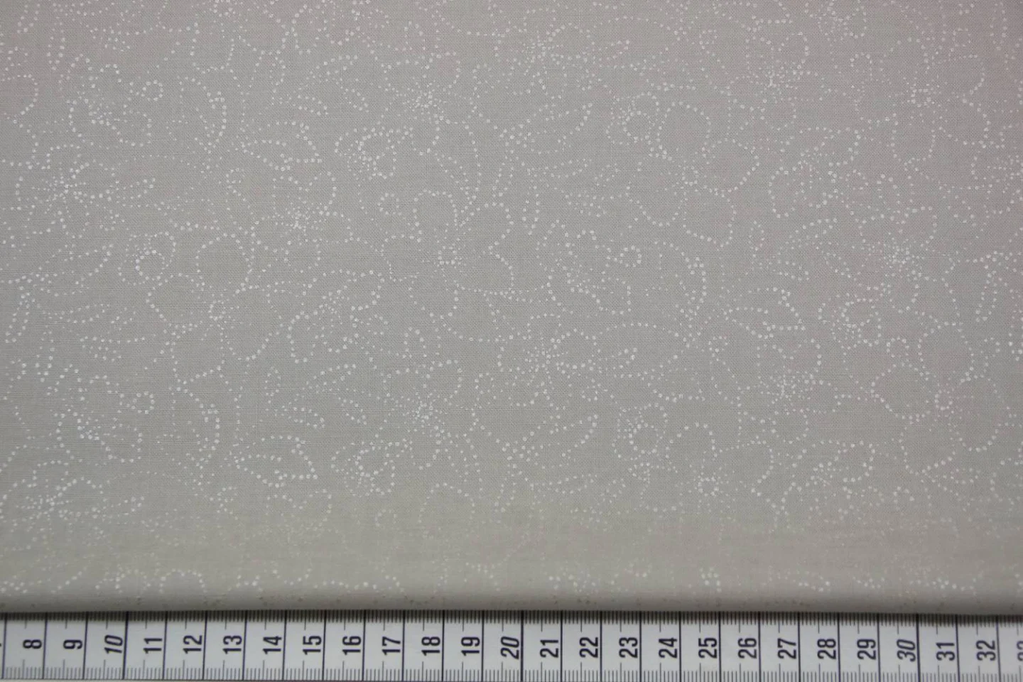 quiltstof-taupe-bloempatroon stipjes-May.