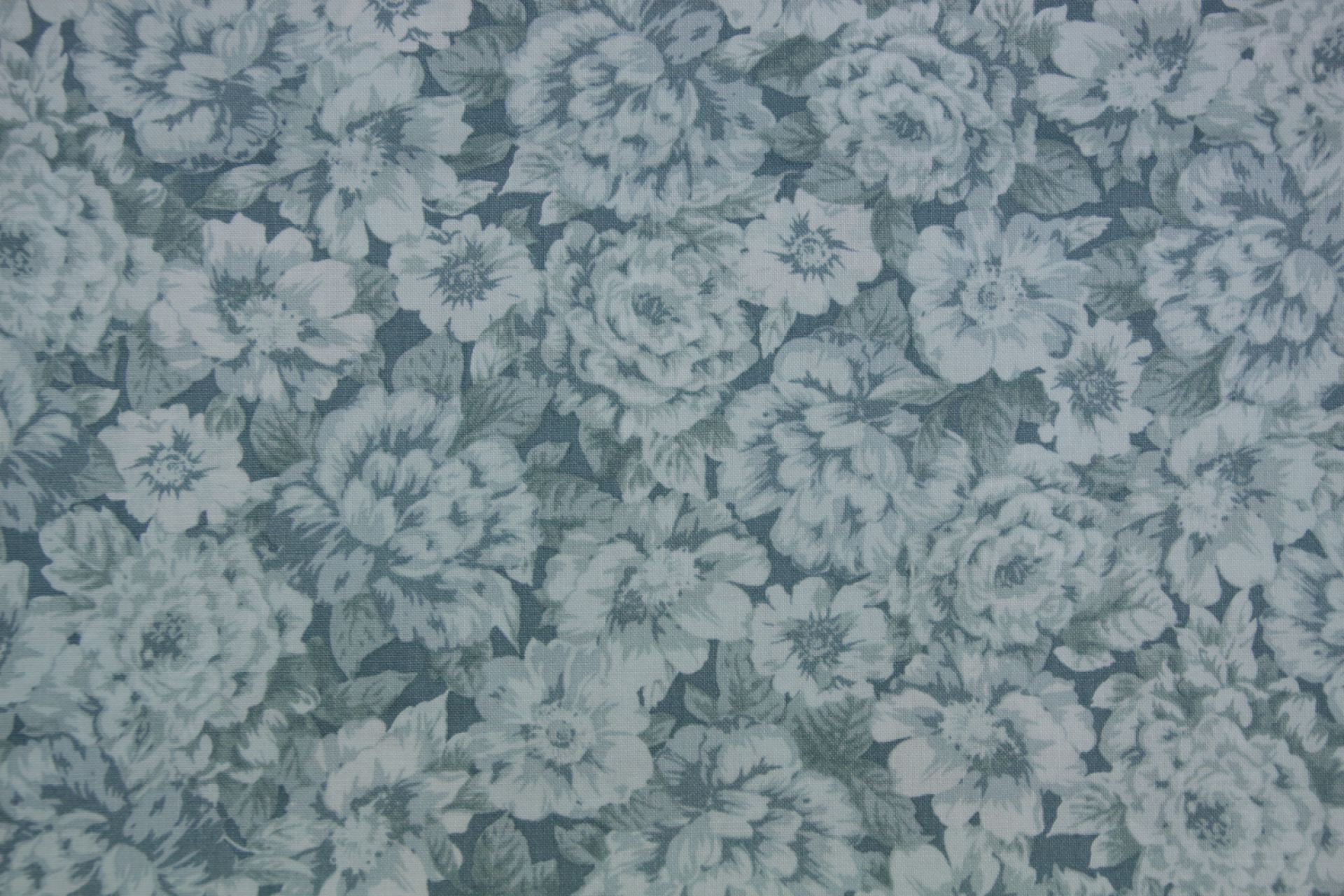 quiltstof-Oudblauw met bloemen in grijsb