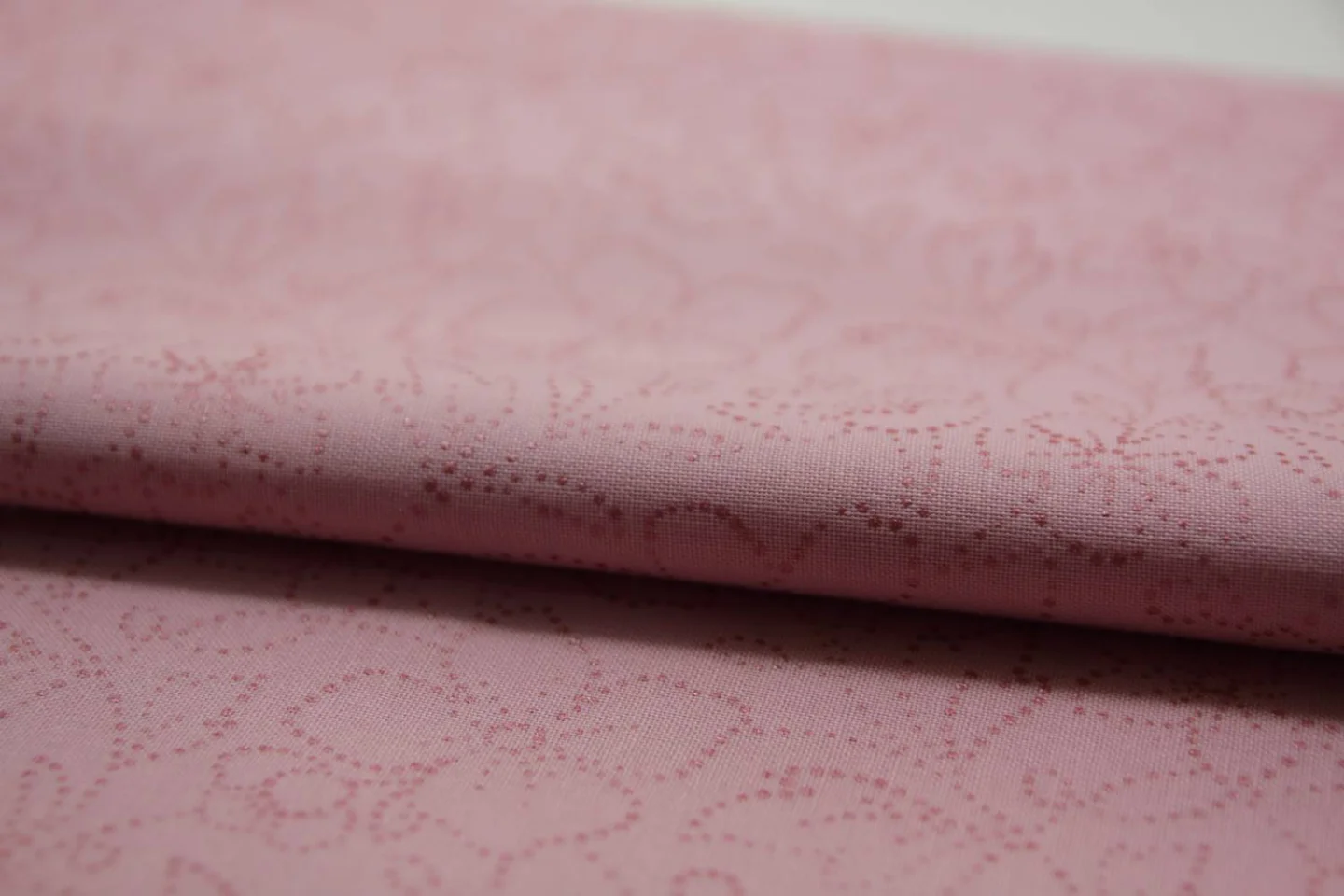 quiltstof-roze-bloempatroon stipjes-Mayw.