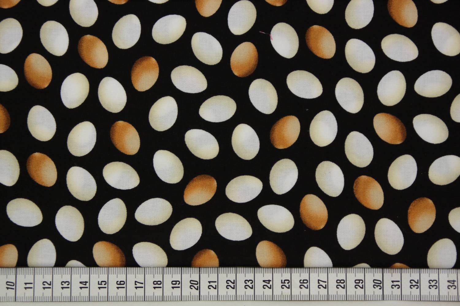 quiltstof-zwart-witte en bruine eitjes-T