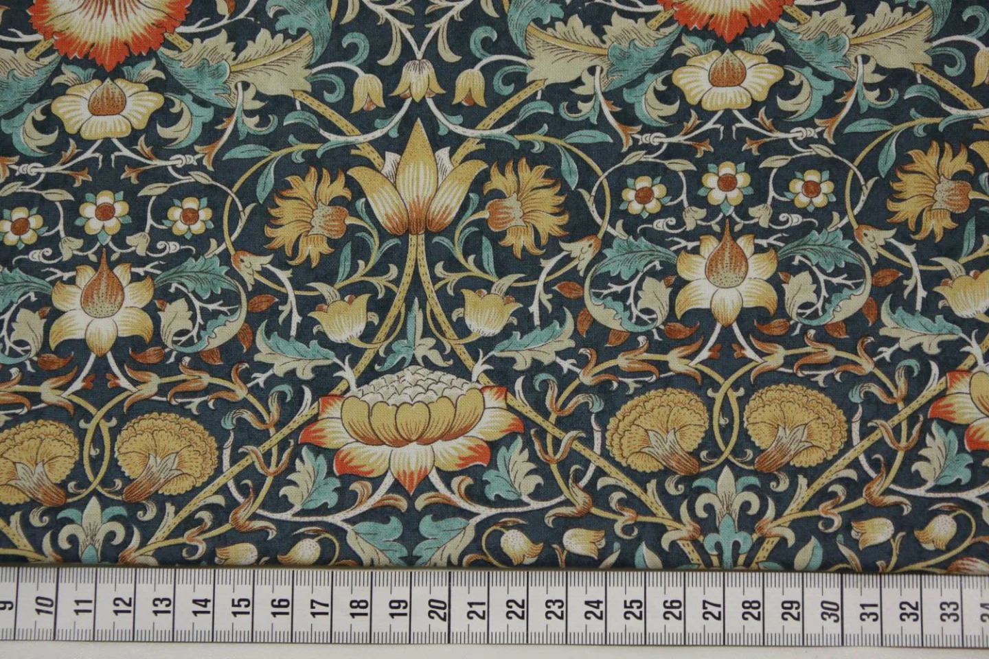 quiltstof-donkerblauw-Morris & Co-bloeme.