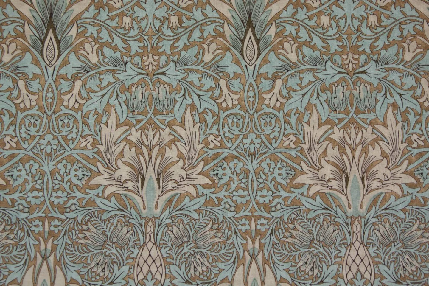 quiltstof-lichtbruin-Morris & Co-bladere.