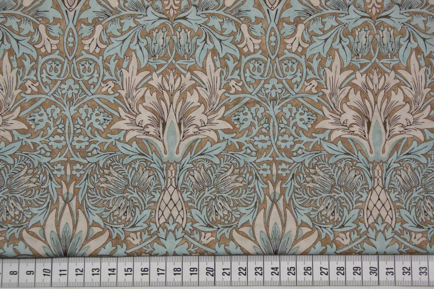 quiltstof-lichtbruin-Morris & Co-bladere.
