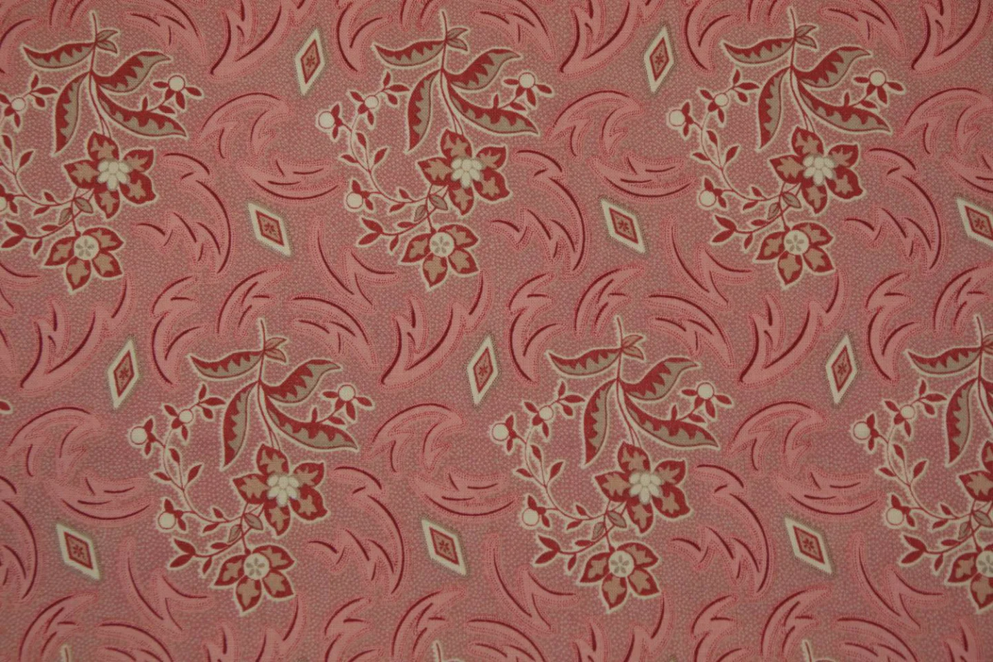 quiltstof-warmroze-bloemen in taupe en r.