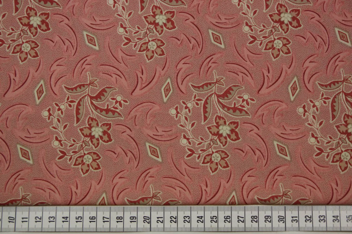 quiltstof-warmroze-bloemen in taupe en r.
