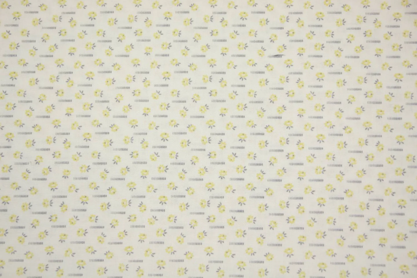 quiltstof-ivoor-zachtgeel bloemetje-Marc.
