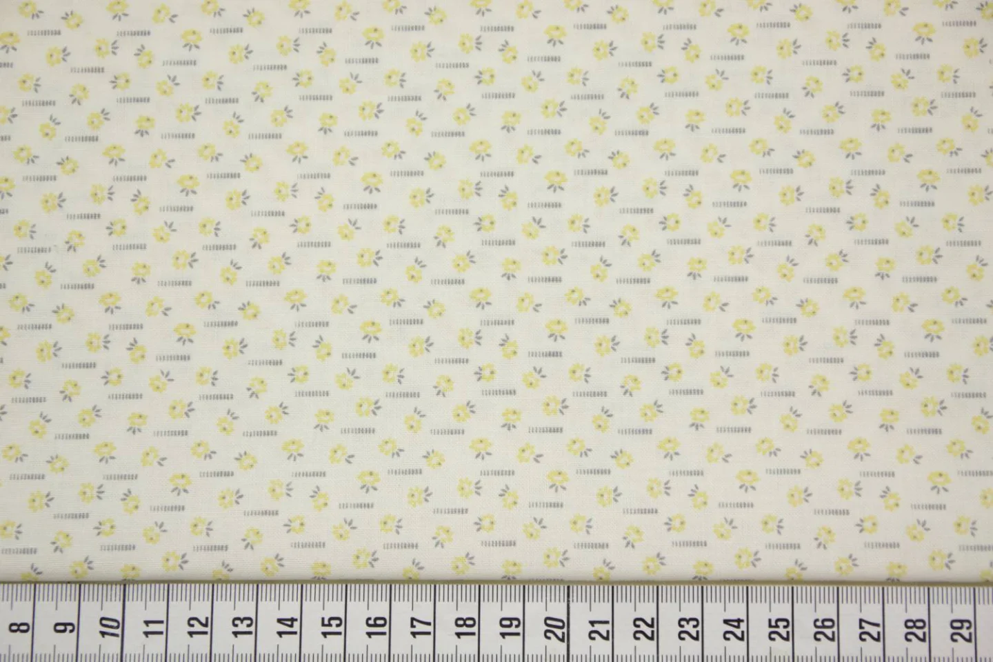 quiltstof-ivoor-zachtgeel bloemetje-Marc.