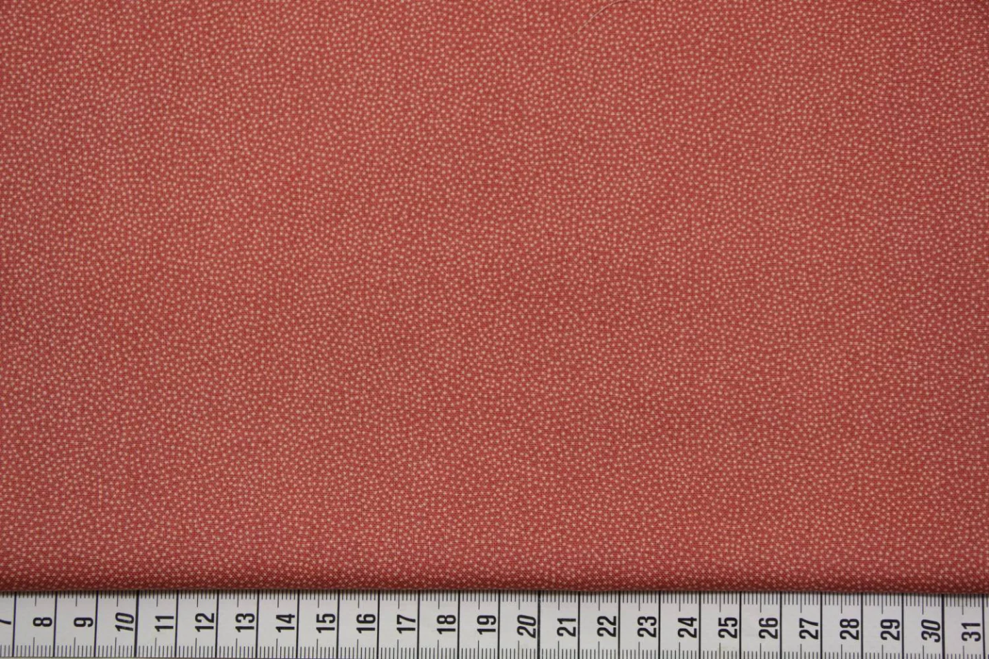 quiltstof-steenrood-stipjes in ivoor-May.