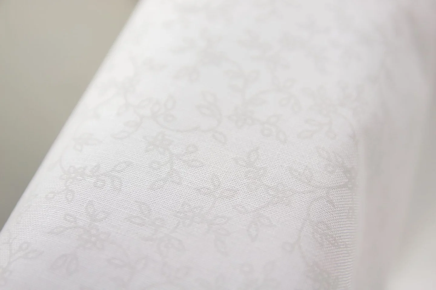 quiltstof-Ivoor met bladertakjes-Maywood.