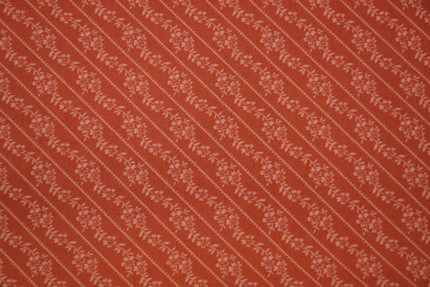 quiltstof-Steenrood, diagonale randjes-M.