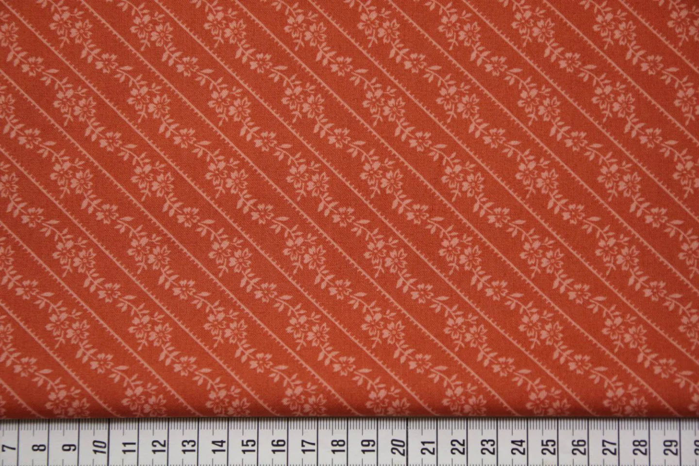 quiltstof-Steenrood, diagonale randjes-M.