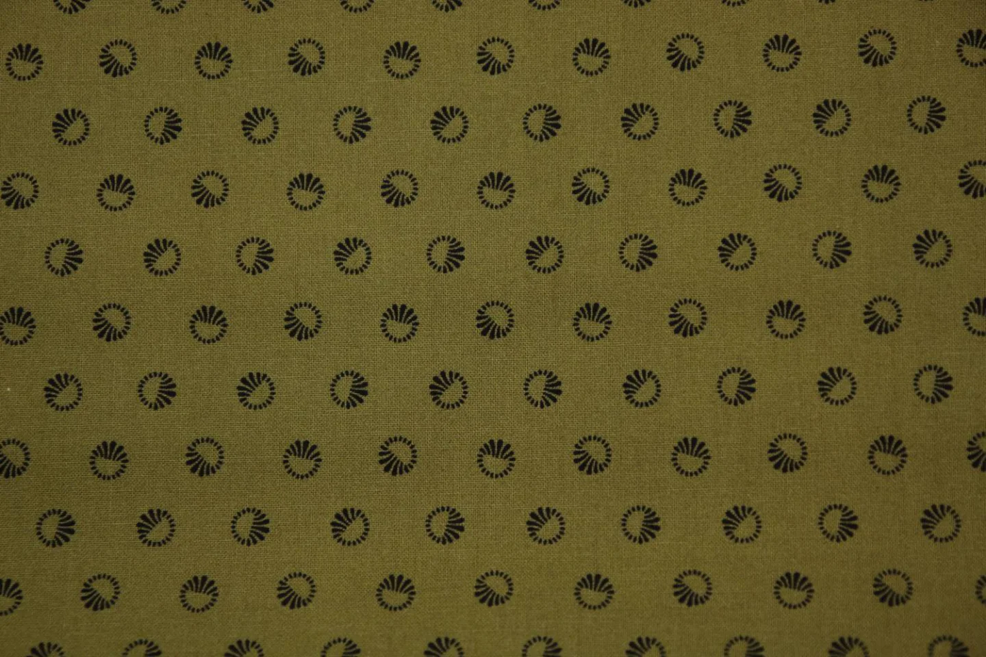 quiltstof-olijfgroen-zwarte cirkels-Marc.