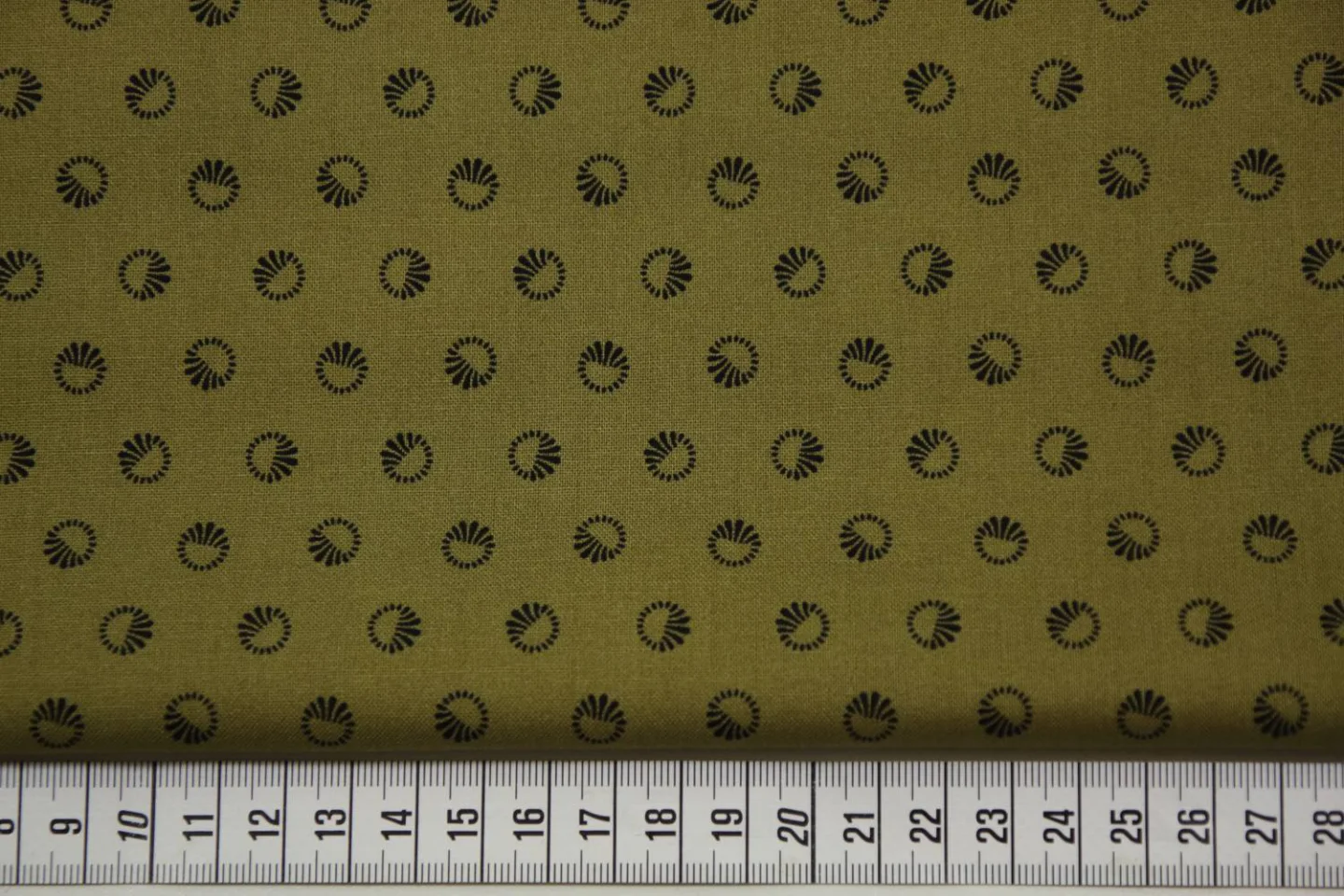 quiltstof-olijfgroen-zwarte cirkels-Marc.