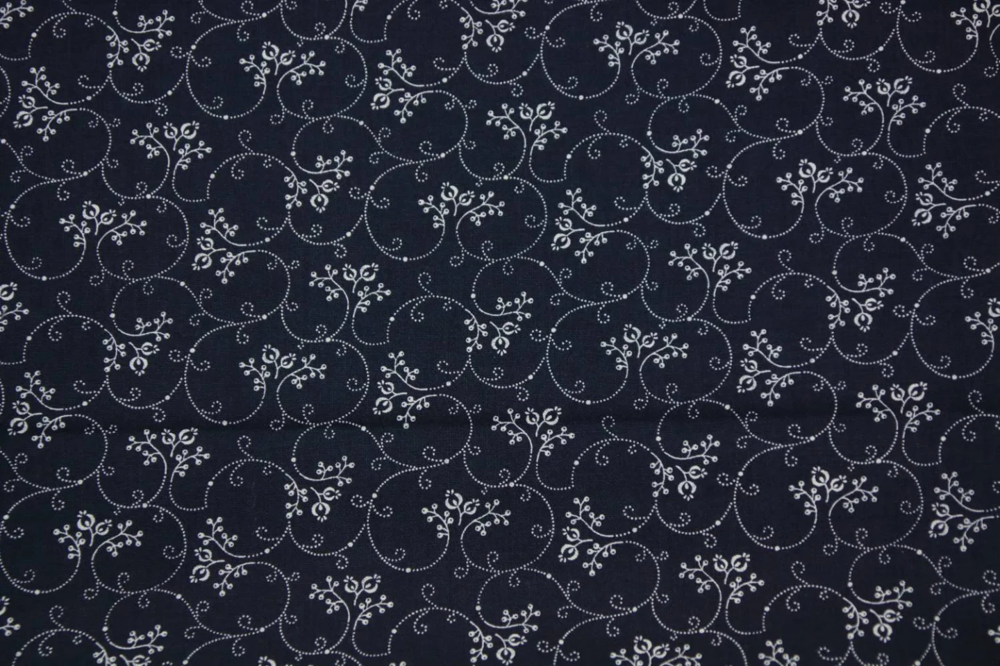 quiltstof-donkerblauw,wit gestippelde ta.