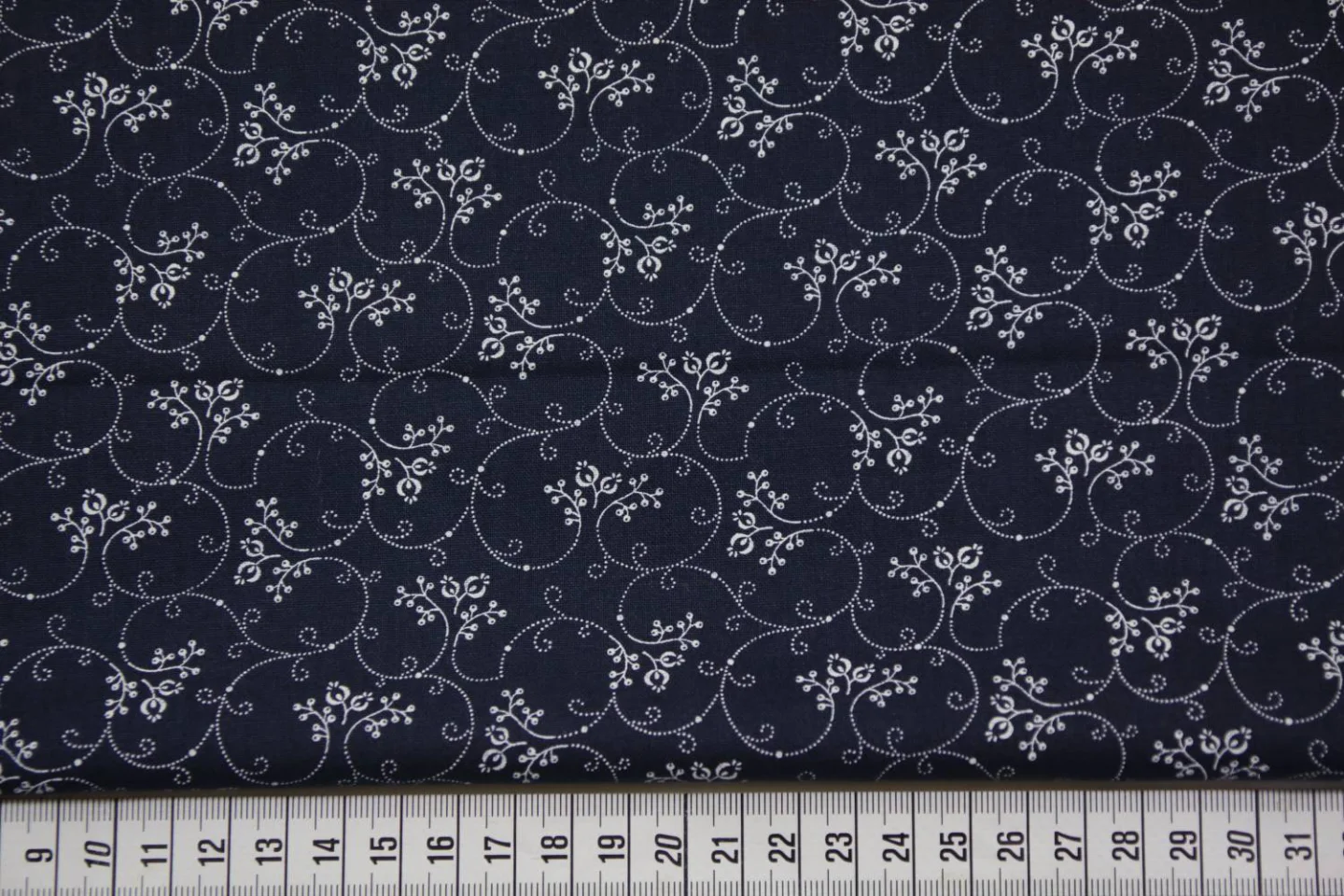 quiltstof-donkerblauw,wit gestippelde ta.