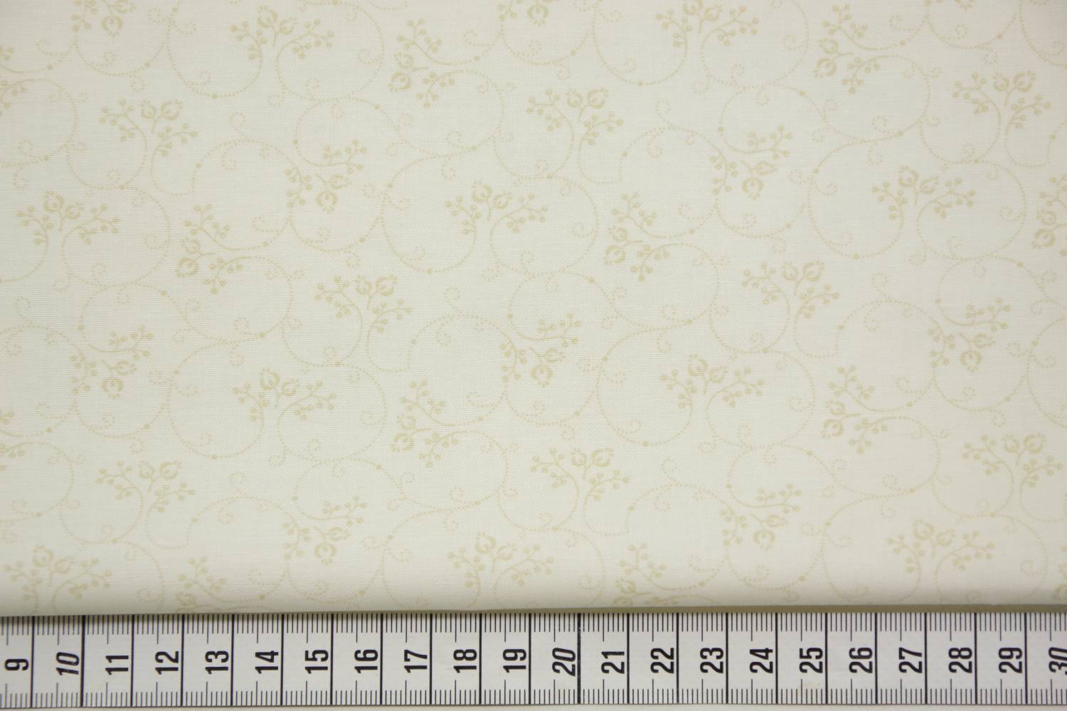 quiltstof-ivoor met,beige gestippelde ta