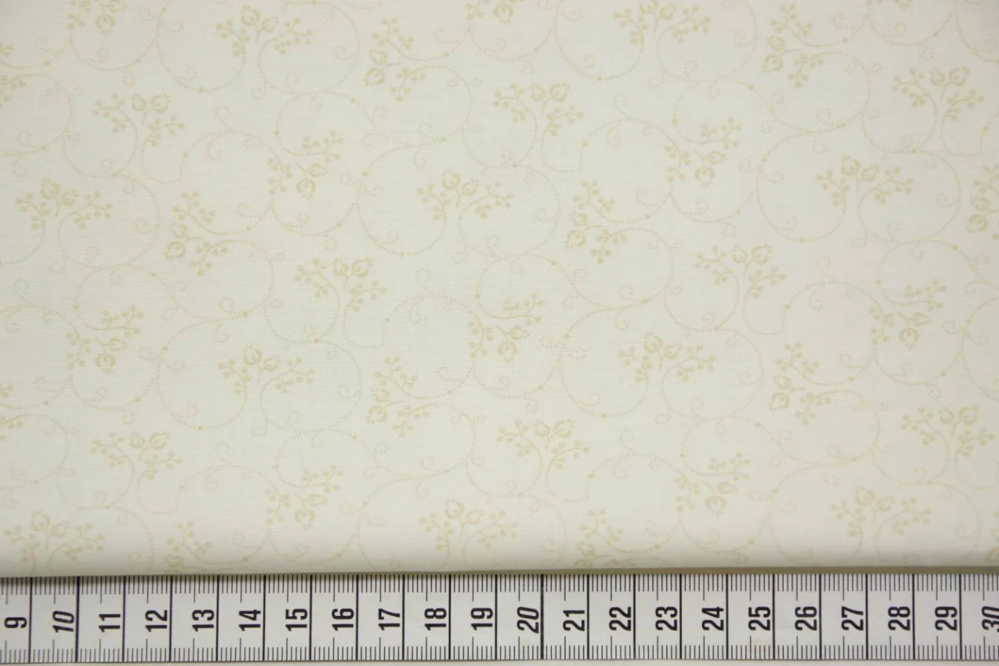 quiltstof-ivoor met,beige gestippelde ta.