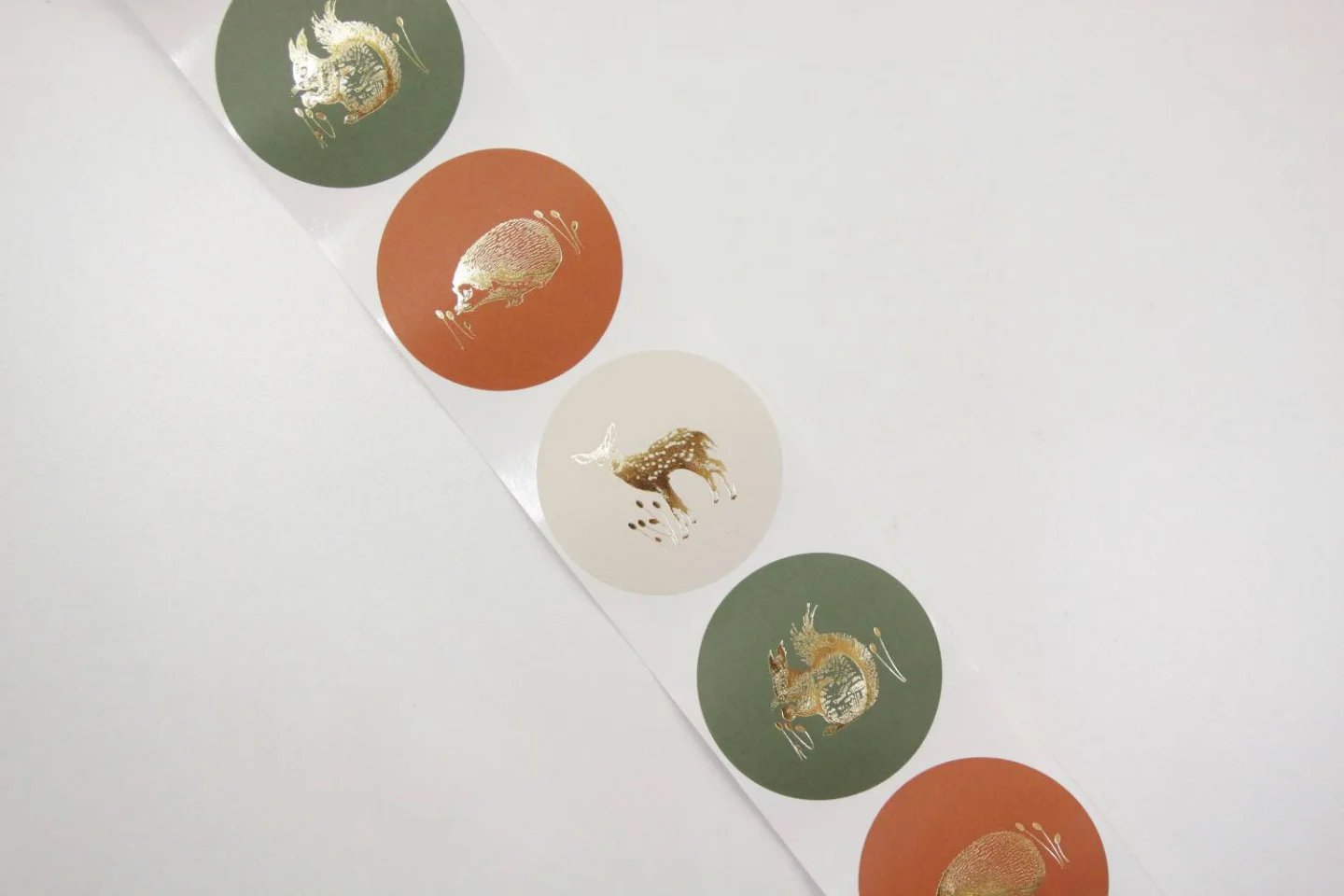 Sluitsticker met bosdieren in 3 kleuren.