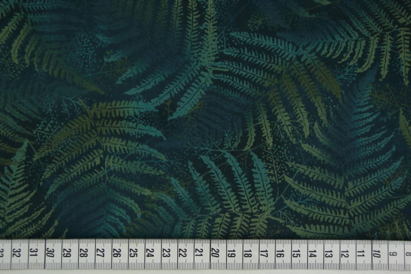 quiltstof-donkerblauw-varenbladeren-Mayw.