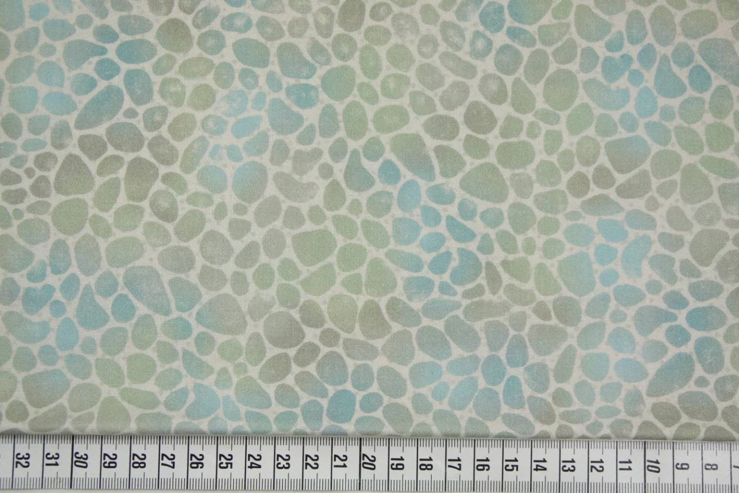 quiltstof-ecru met blauwe en groene kiez.