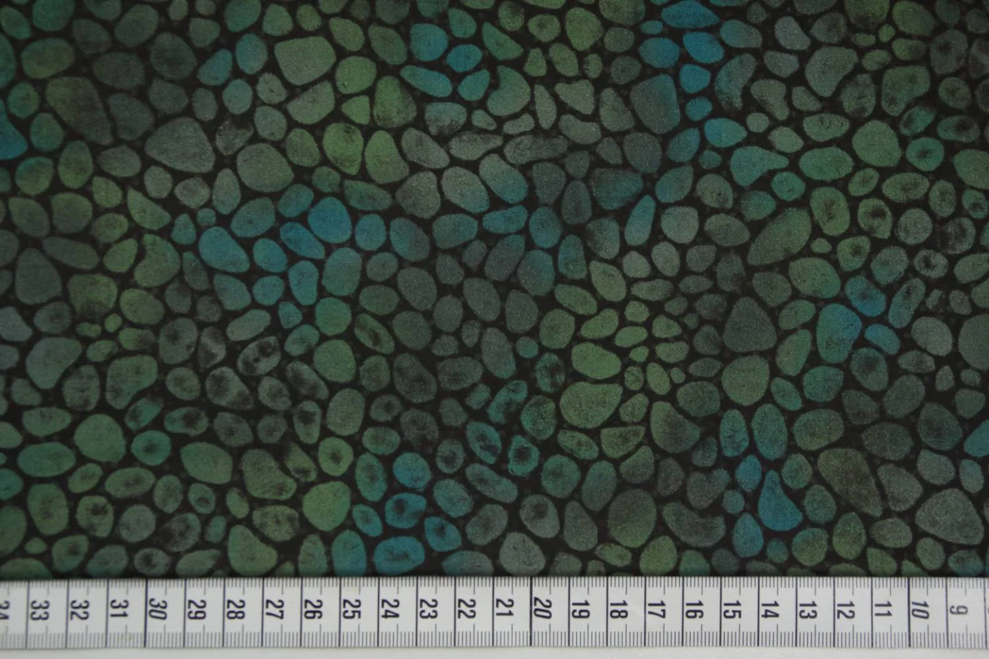 quiltstof-aubergine met blauwe en groene.