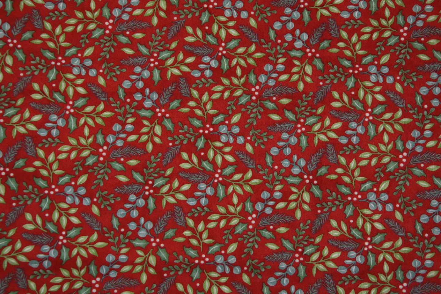 quiltstof-kerst-rood met takjes in groen.