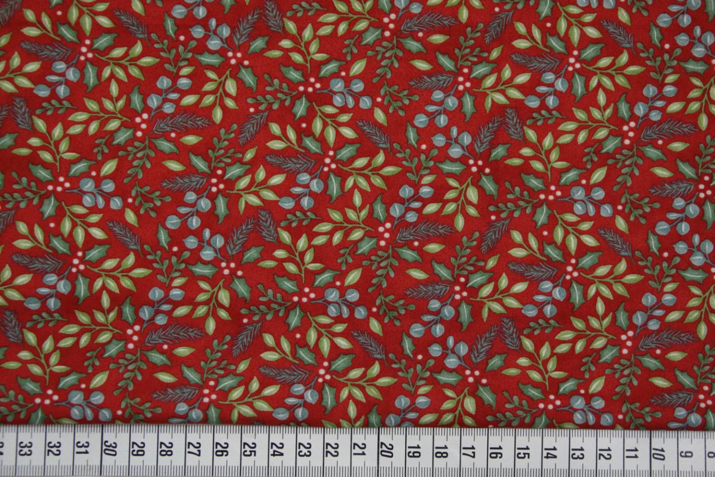 quiltstof-kerst-rood met takjes in groen.