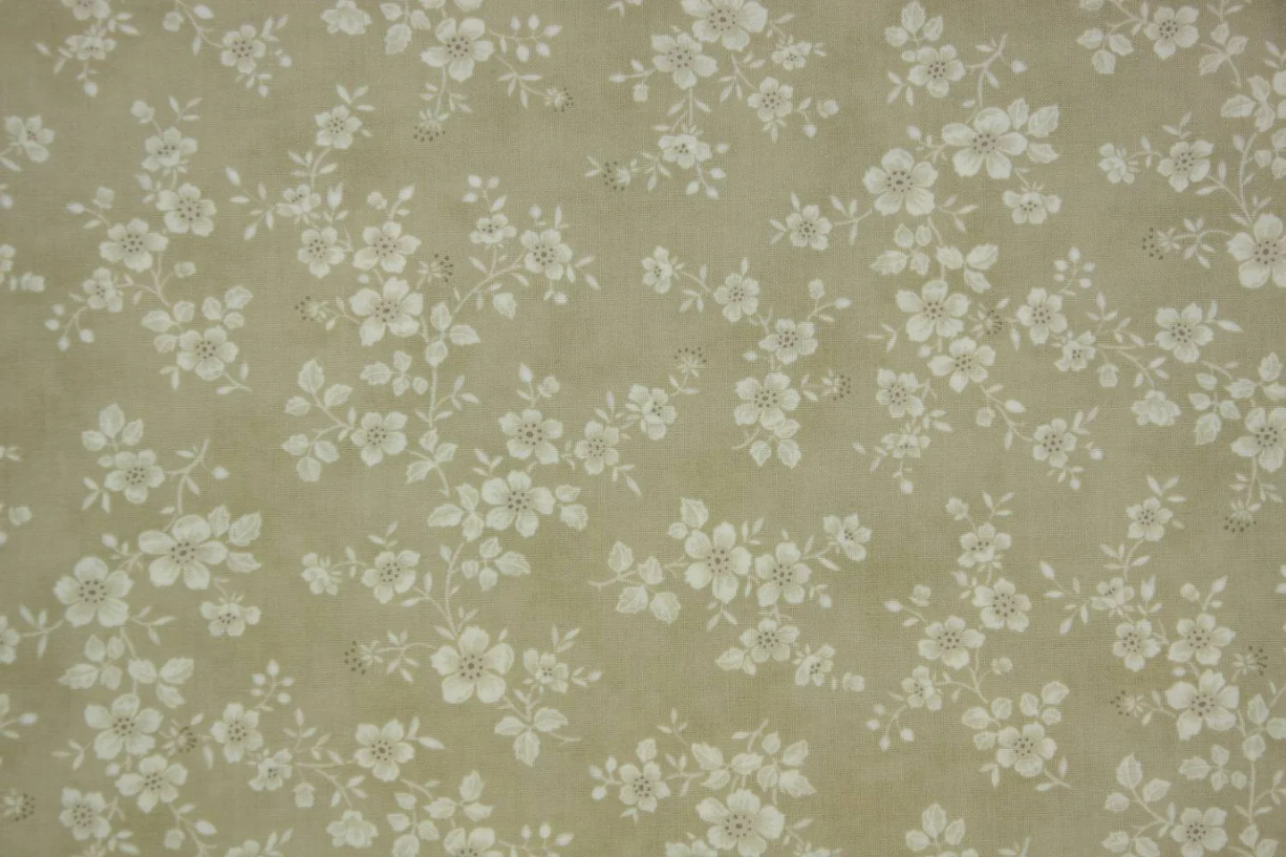 quiltstof-taupe met witte bloemtakken-Mo.