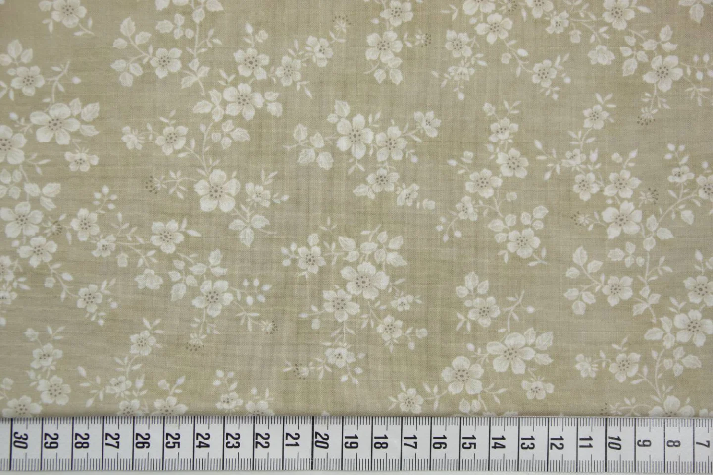 quiltstof-taupe met witte bloemtakken-Mo.