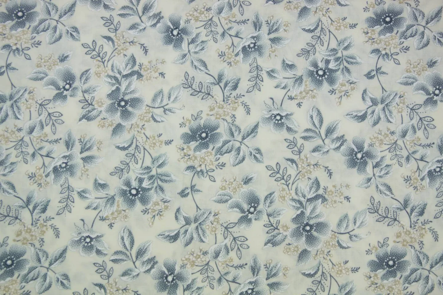 quiltstof-ivoor met bloemen in blauw en.