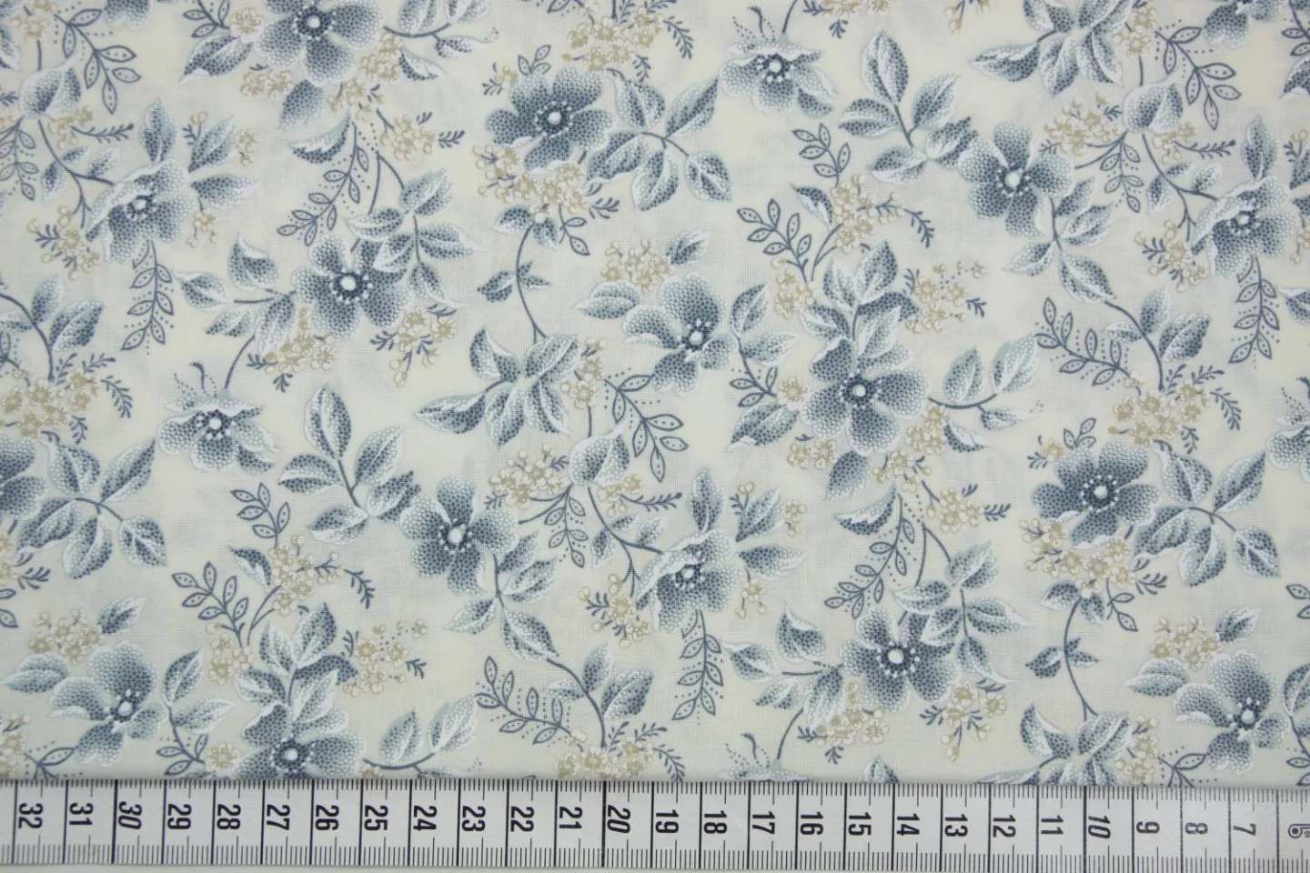 quiltstof-ivoor met bloemen in blauw en.