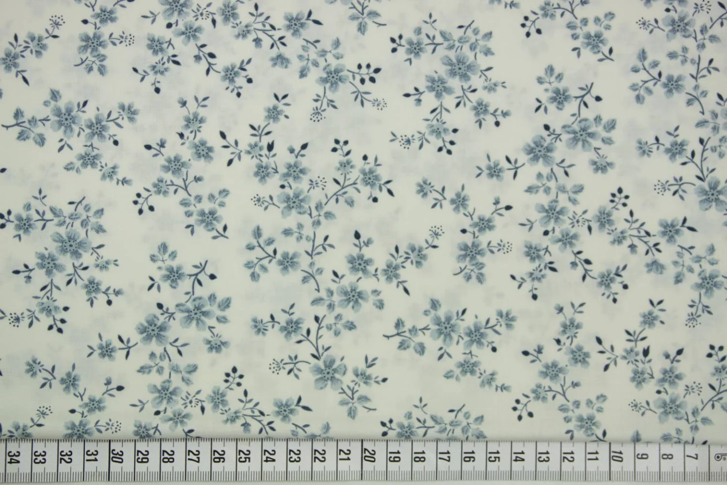 aangepast quiltstof-ivoor met bloemen in.