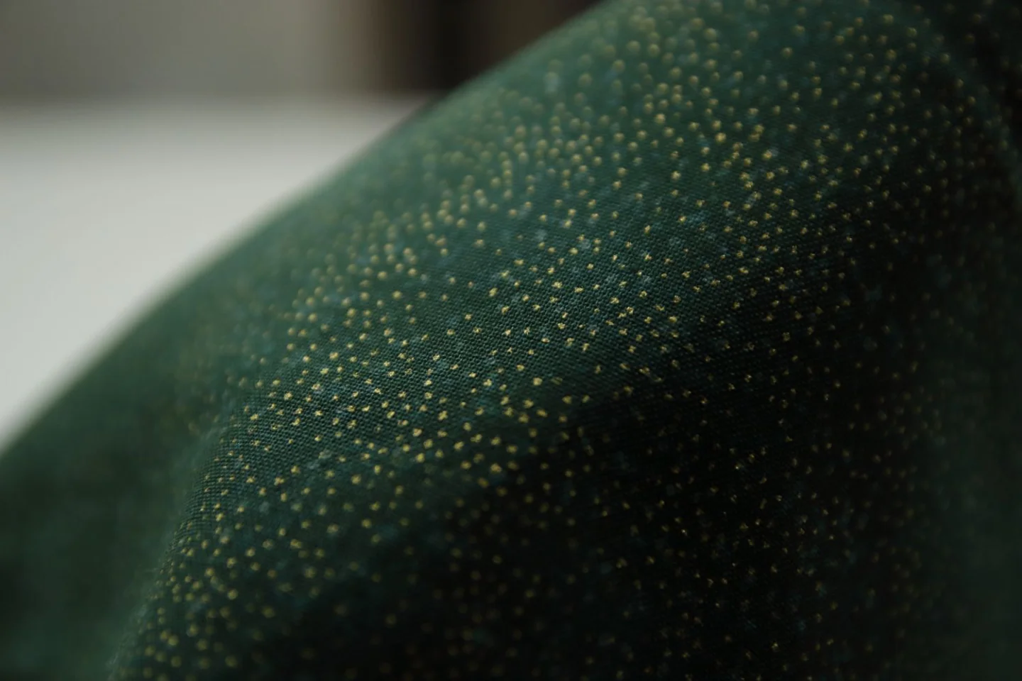 quiltstof-Groen-goud gestippeld-Hoffman.