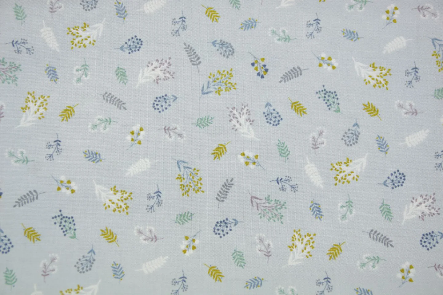 quiltstof-Licht grijsblauw met gekleurde.