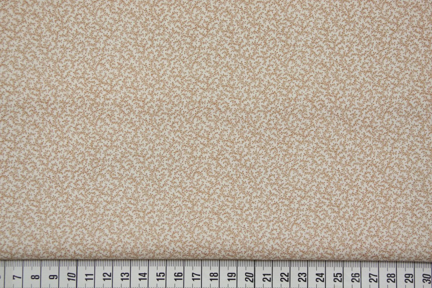 quiltstof-Ivoor met kleine takjes in roe.