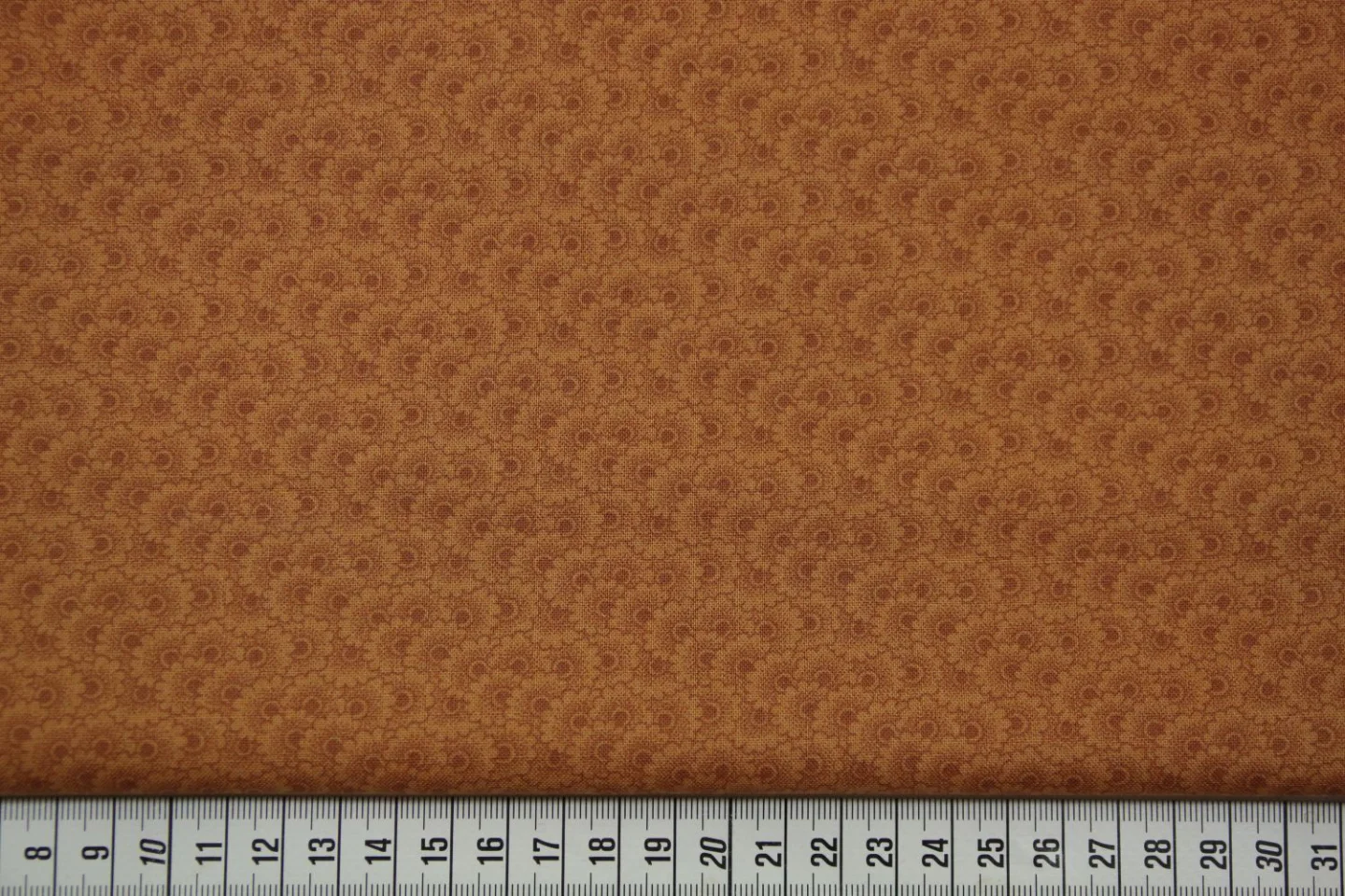 quiltstof-Warmoranje met roest bloemetje.