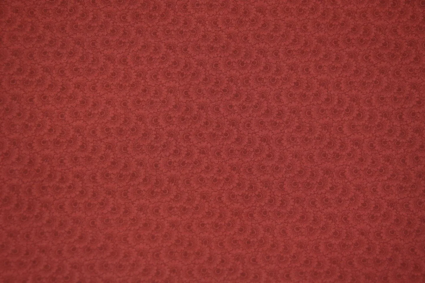 quiltstof-Wijnrood met donkerrood bloeme.