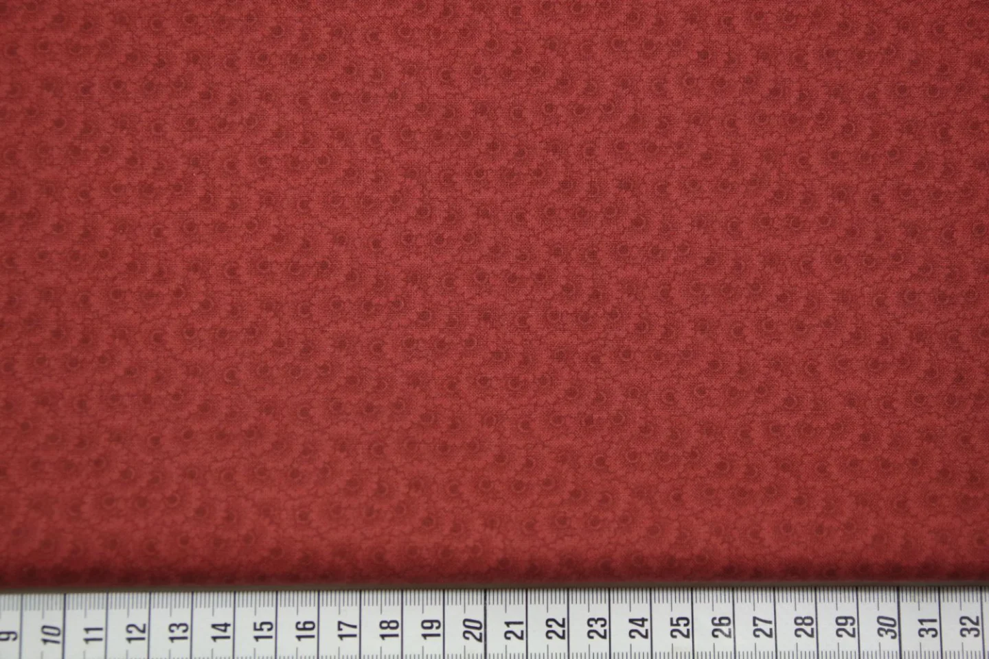 quiltstof-Wijnrood met donkerrood bloeme.