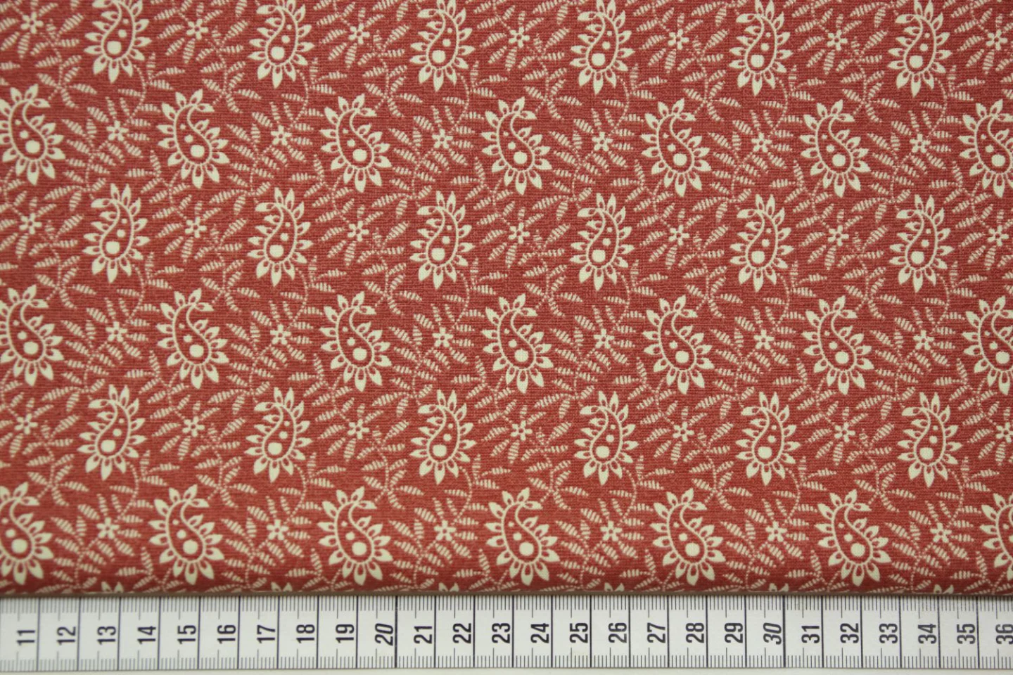 quiltstof-Rozerood met ivoor pasleymotie.