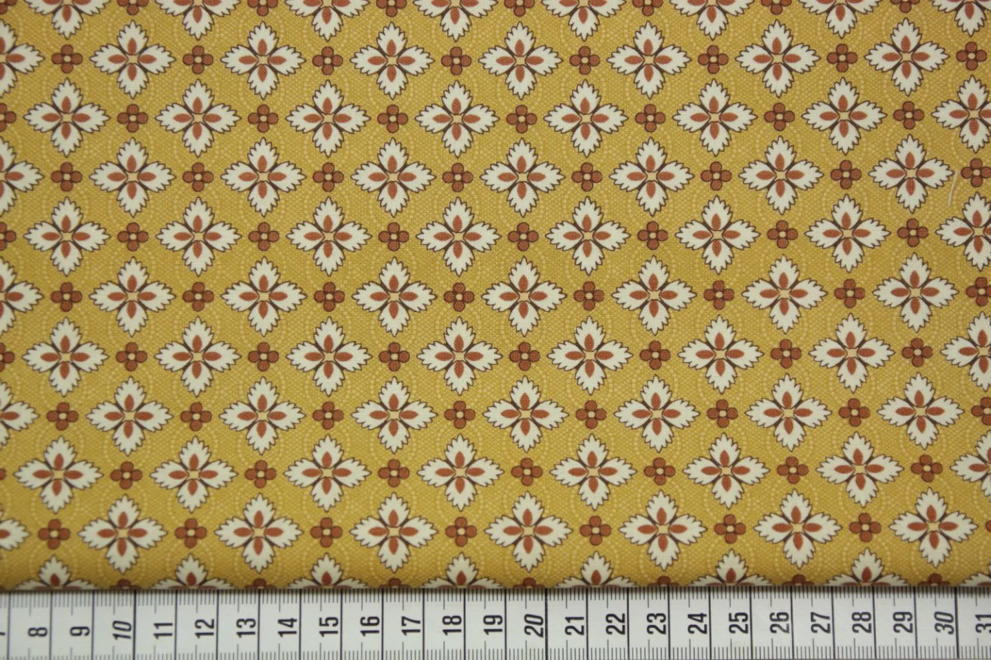 quiltstof-Okergeel, bloemetjes in roest.