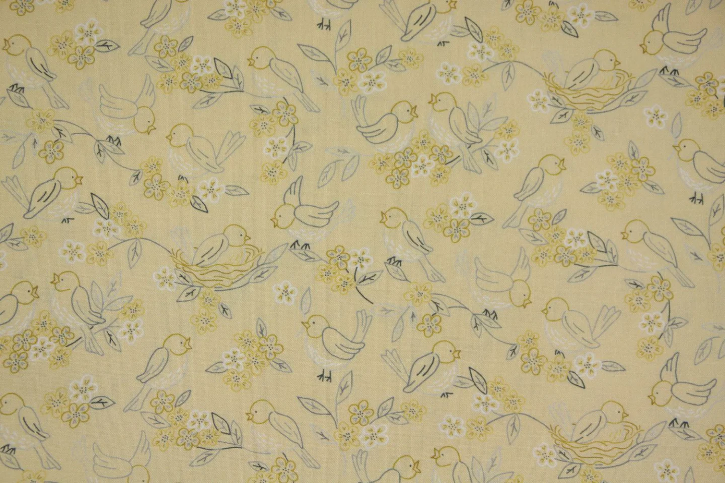 quiltstof-Zachtgeel met vogels-Marcus Fa.