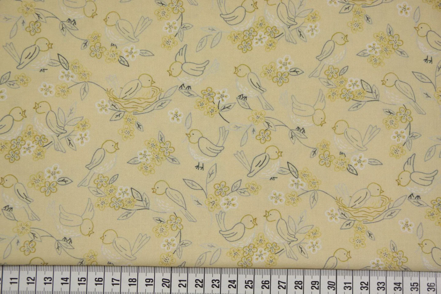 quiltstof-Zachtgeel met vogels-Marcus Fa.