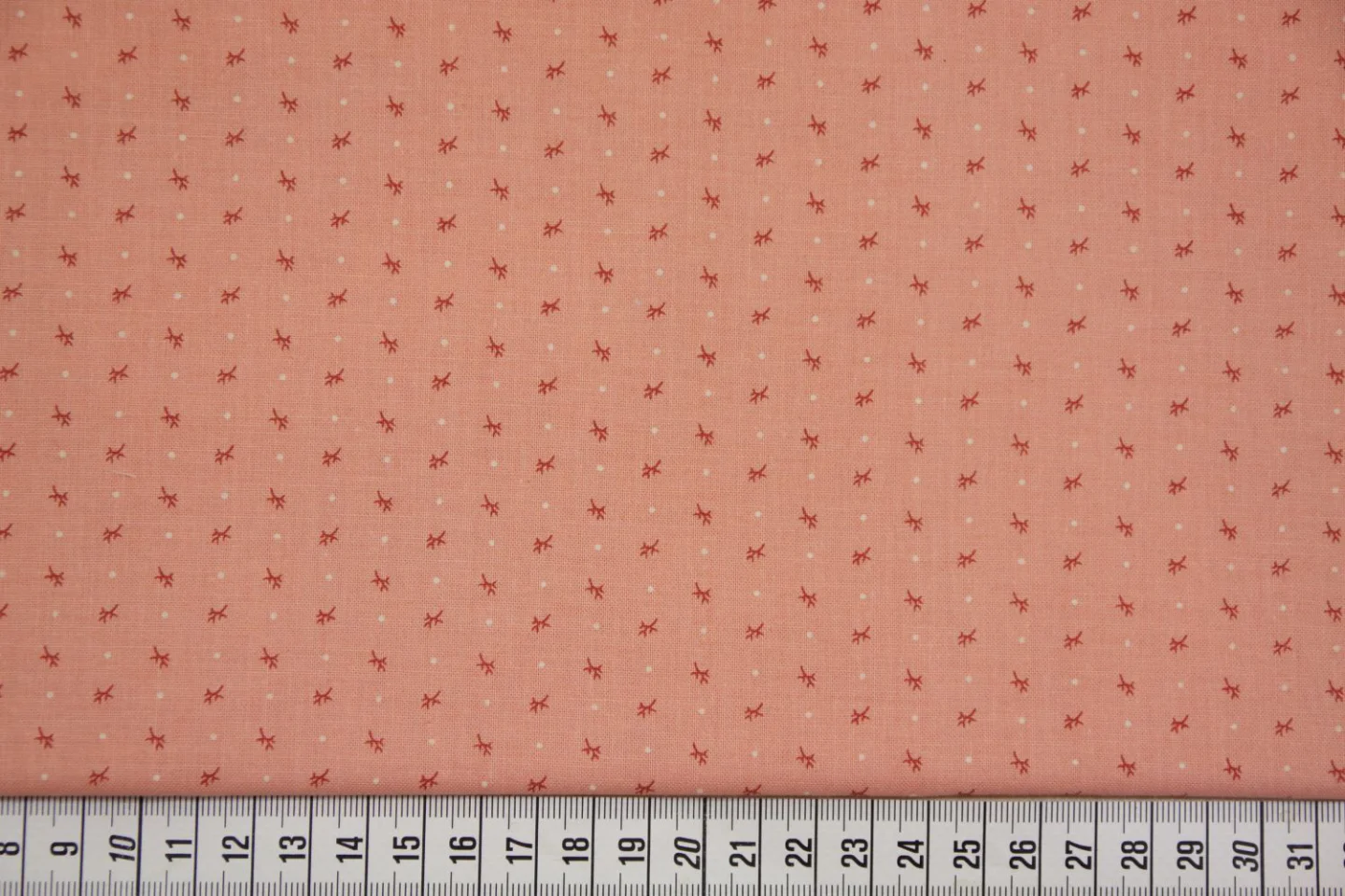 quiltstof-Zalmroze met rood mini-takje-M.