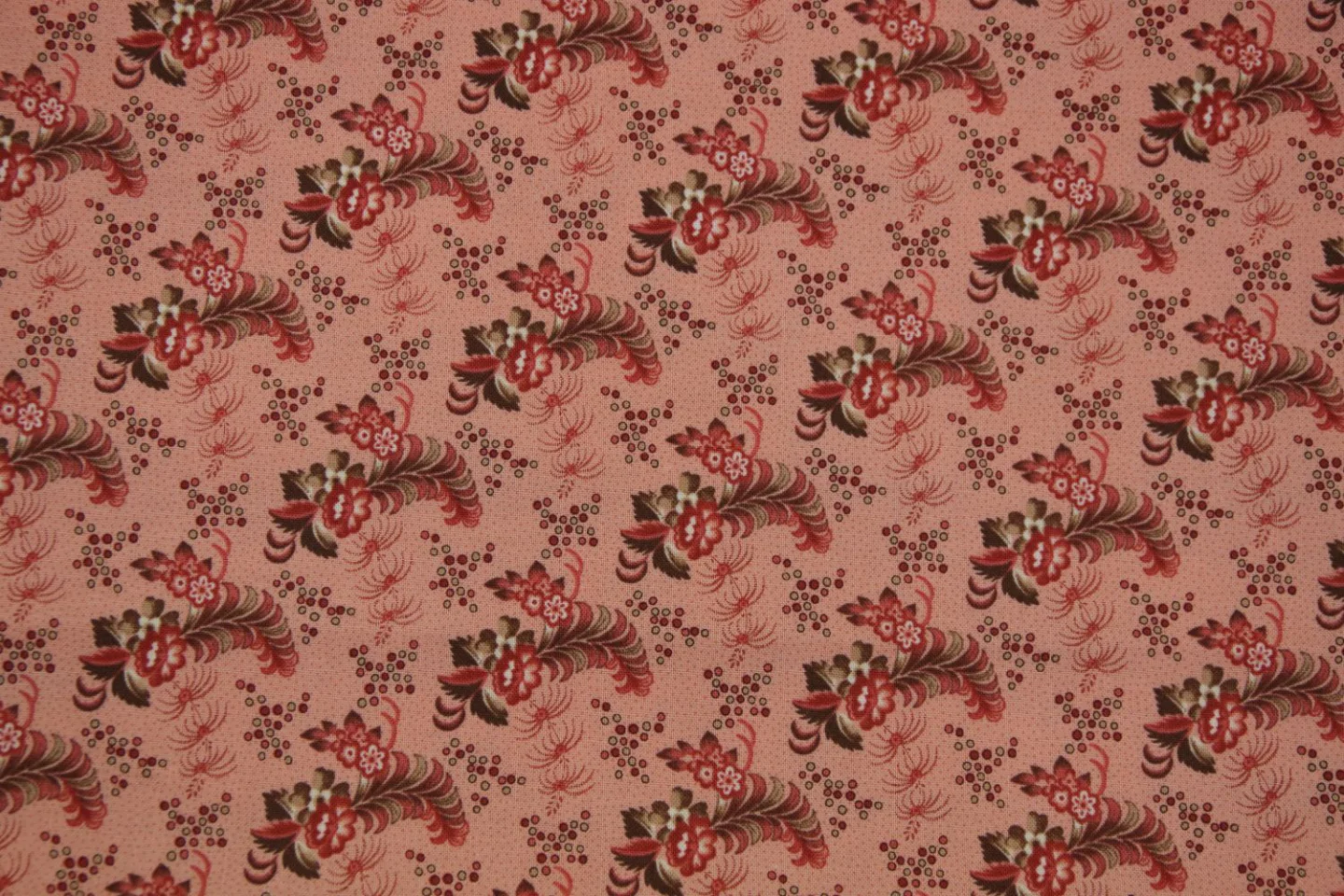 quiltstof-Zalmroze met bloemtak in bruin.