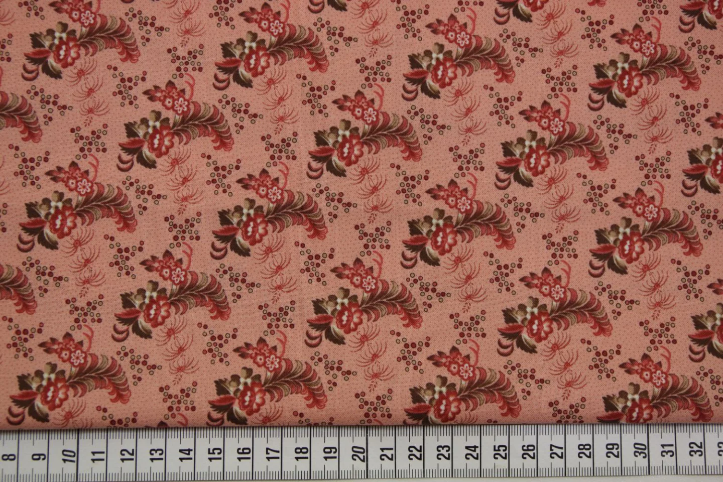 quiltstof-Zalmroze met bloemtak in bruin.