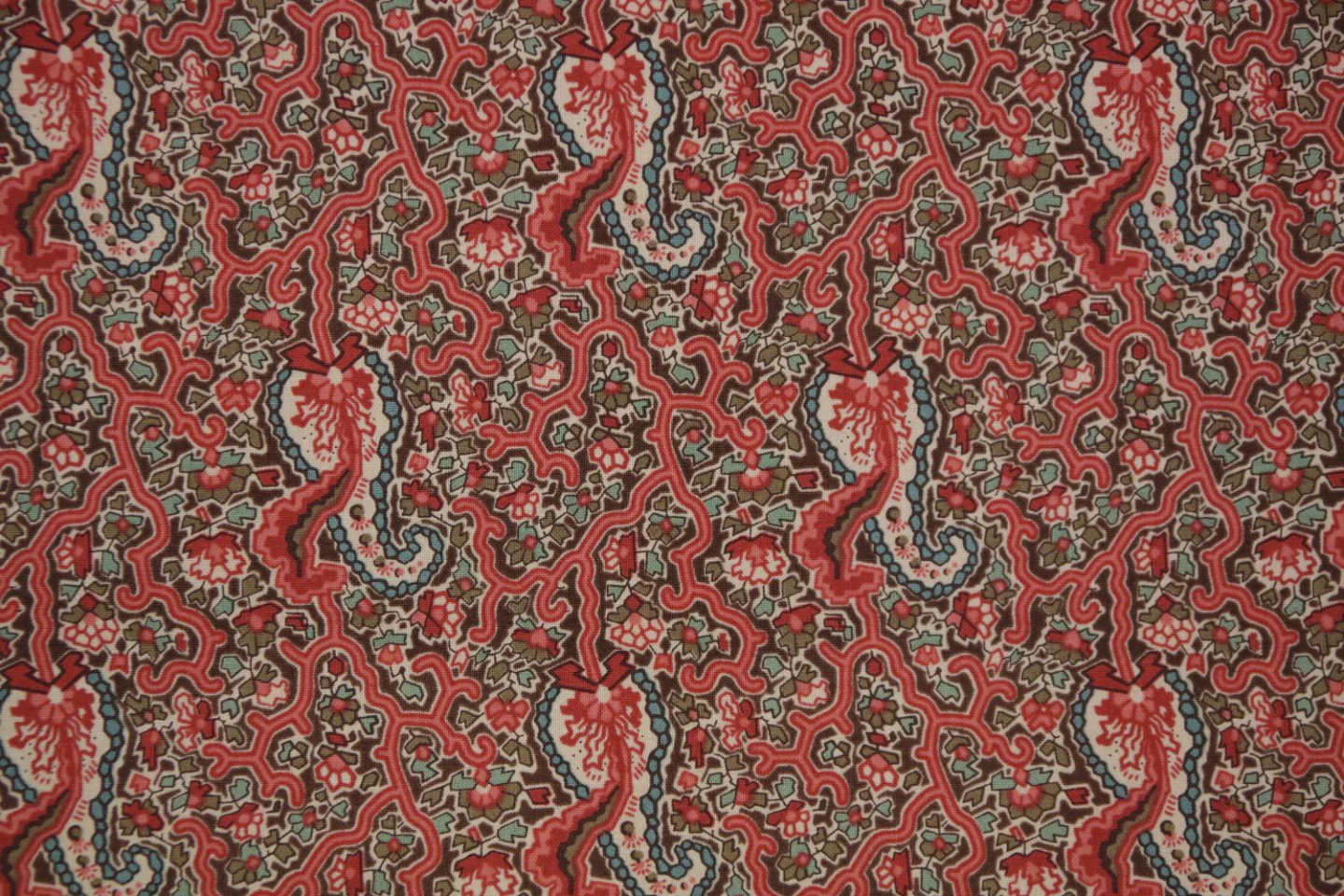 quiltstof-Zalmroze met multicolor patroo.