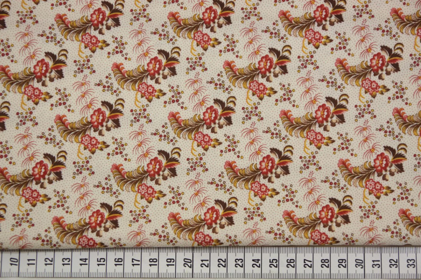 quiltstof-Ivoor met bloemtak in bruin en.