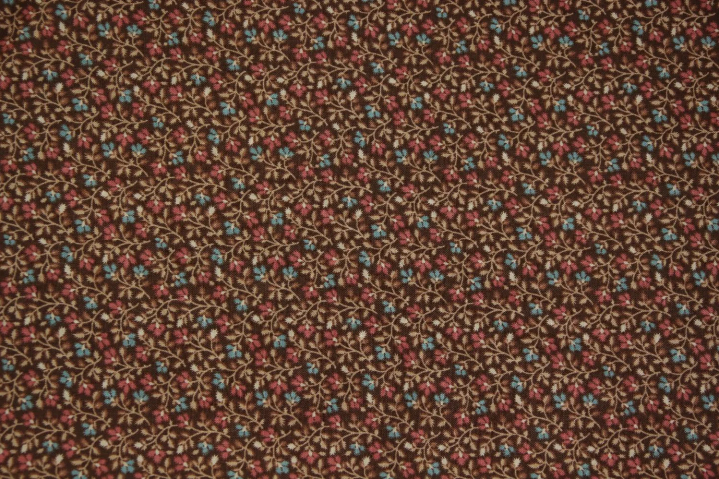 quiltstof-Warmbruin met roze en blauwe b.